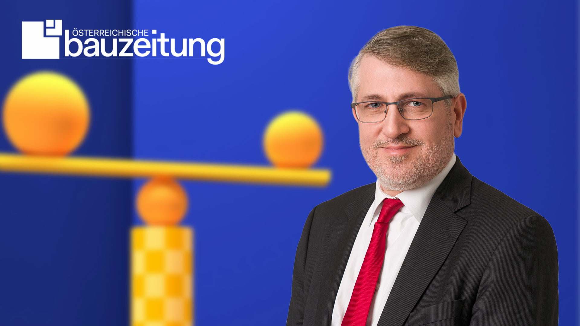 Rechtsanwalt Thomas Kurz im Anzug vor blauem Hintergrund auf dem eine Waage abgebildet ist. In der Ecke ist das Logo der Österreichischen Bauzeitung.
