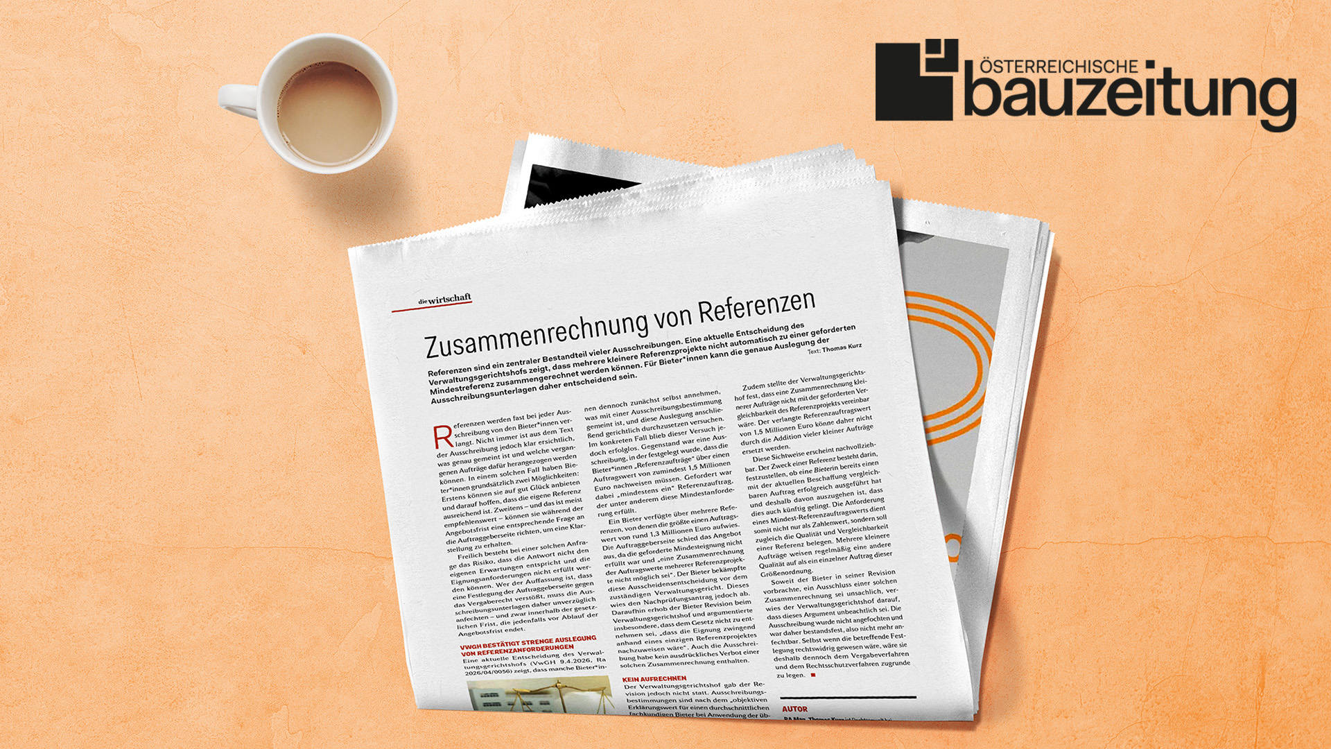 Eine Zeitung liegt vor orangenem Grund mit einem Artikel über Referenzen im Vergaberecht. Oben rechts befindet sich das Logo der Österreichischen Bauzeitung.