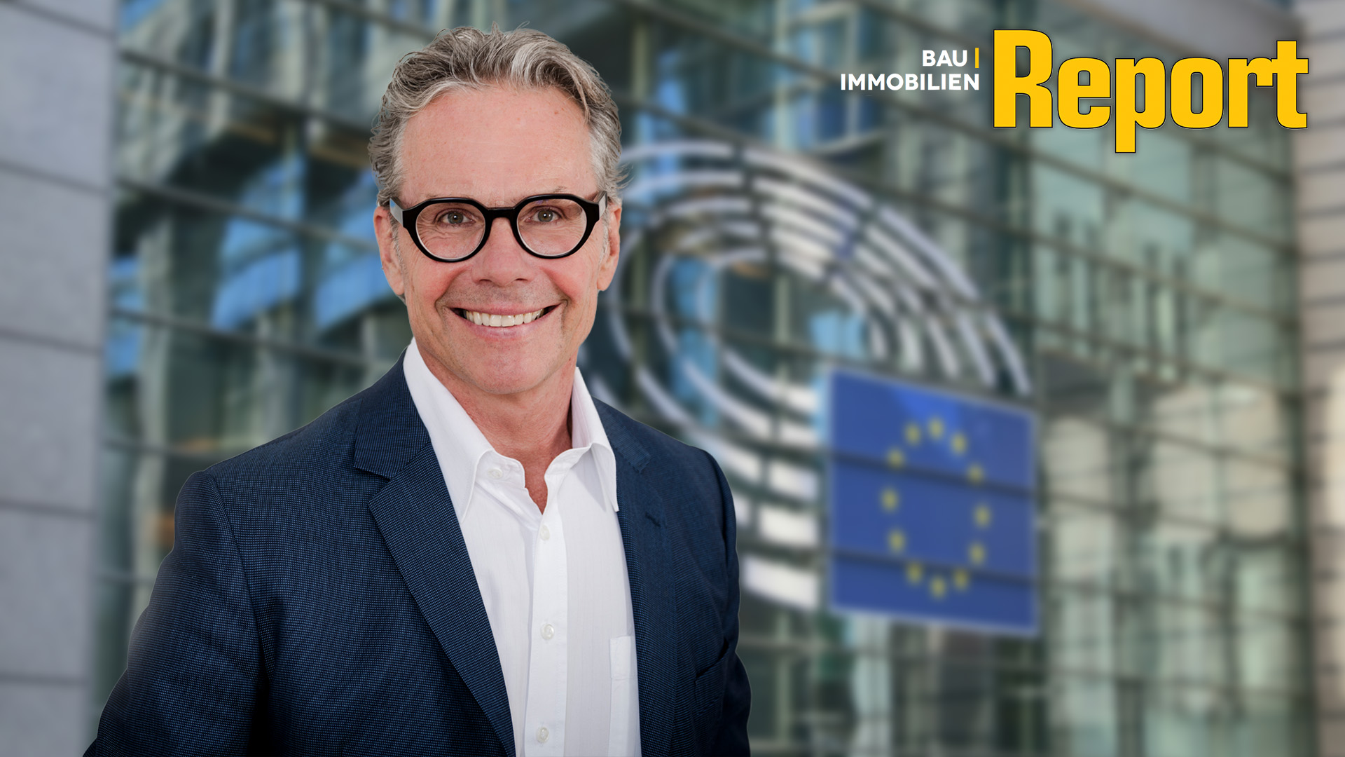 Rechtsanwalt Stephan Heid vor dem Hintergrund der Europäischen Kommission und dem Logo des Bau & Immobilien Report