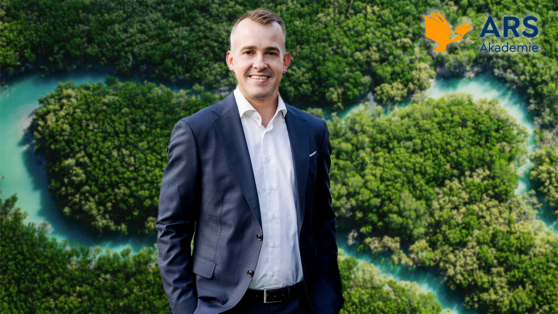 Rechtsanwalt Berthold Hofbauer steht vor dem Hintergrund einer Luftaufnahme mit Bäumen und einem Fluss